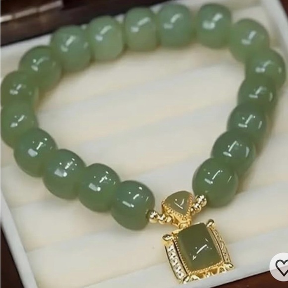 Jewelry - Elegant Green Beaded Bracelet with Gold Pendant